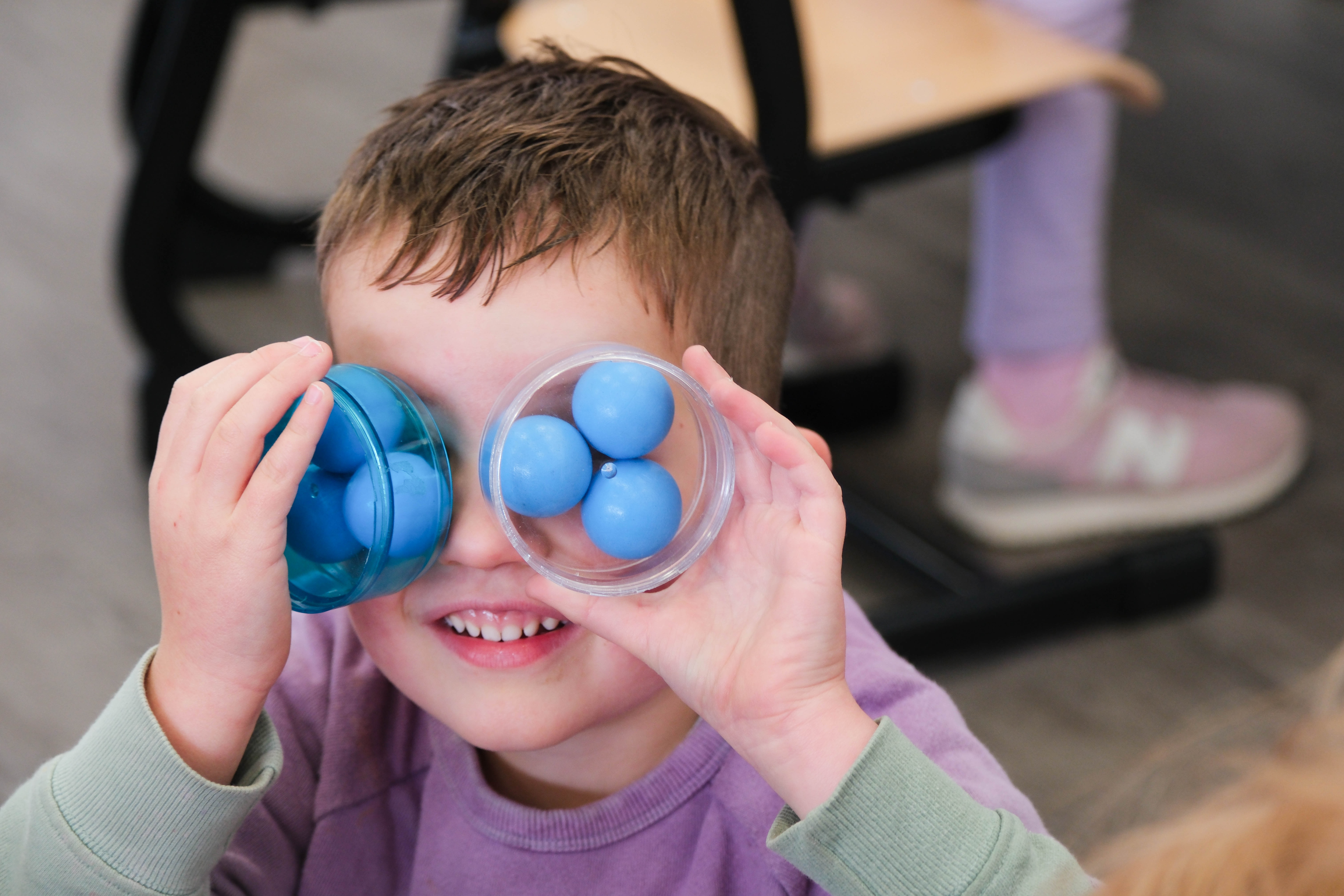 A kindergarten child made himself a binoculars